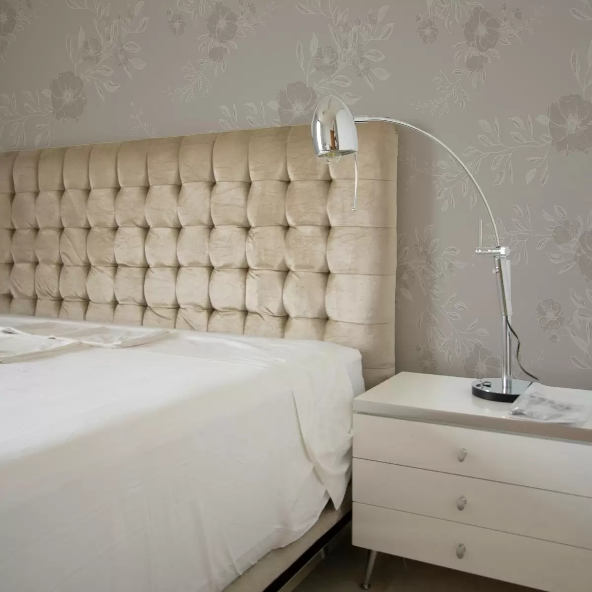 Wallpaper Flowers with light leaves on gray background a00006v1