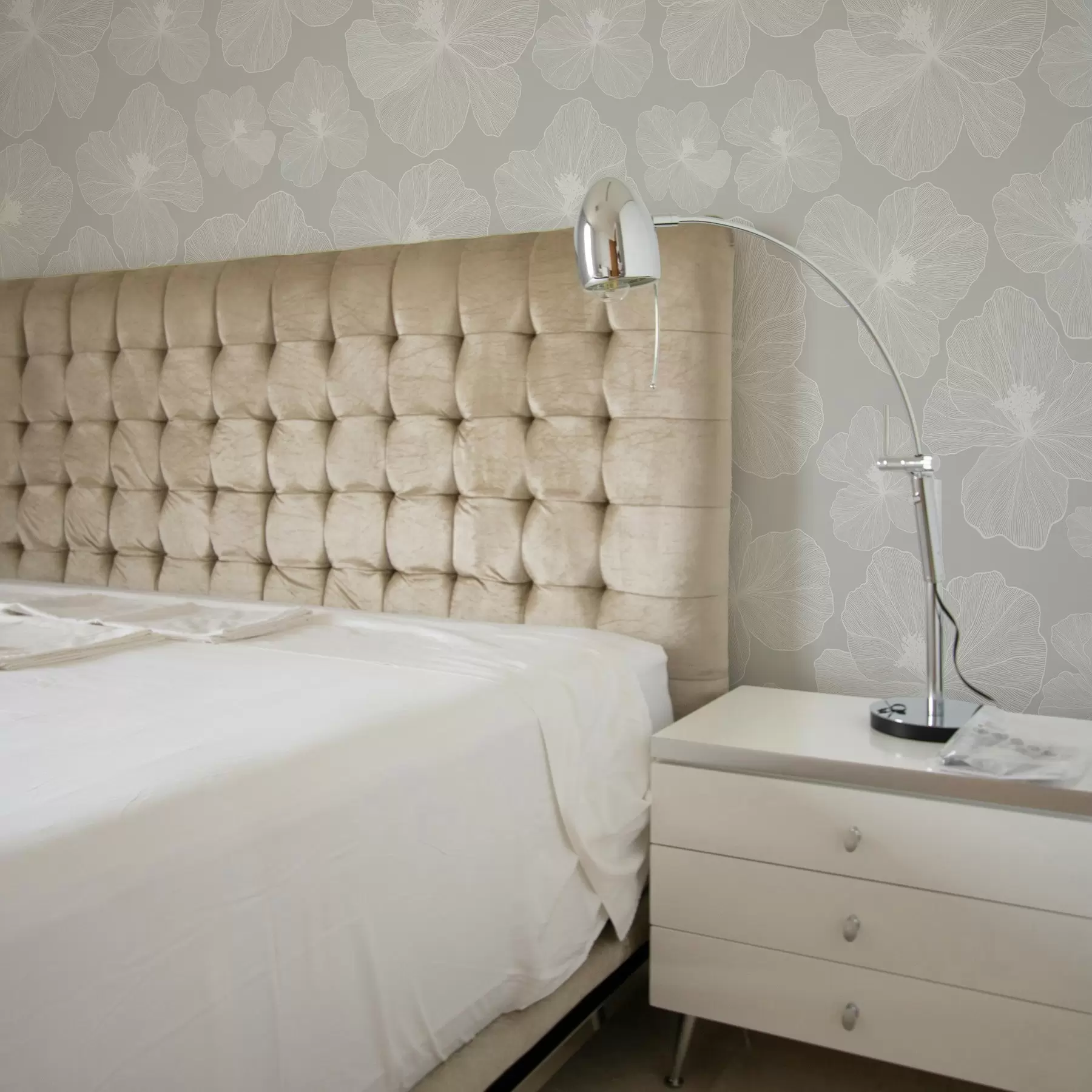 wall murals Large flowers on gray background a00068