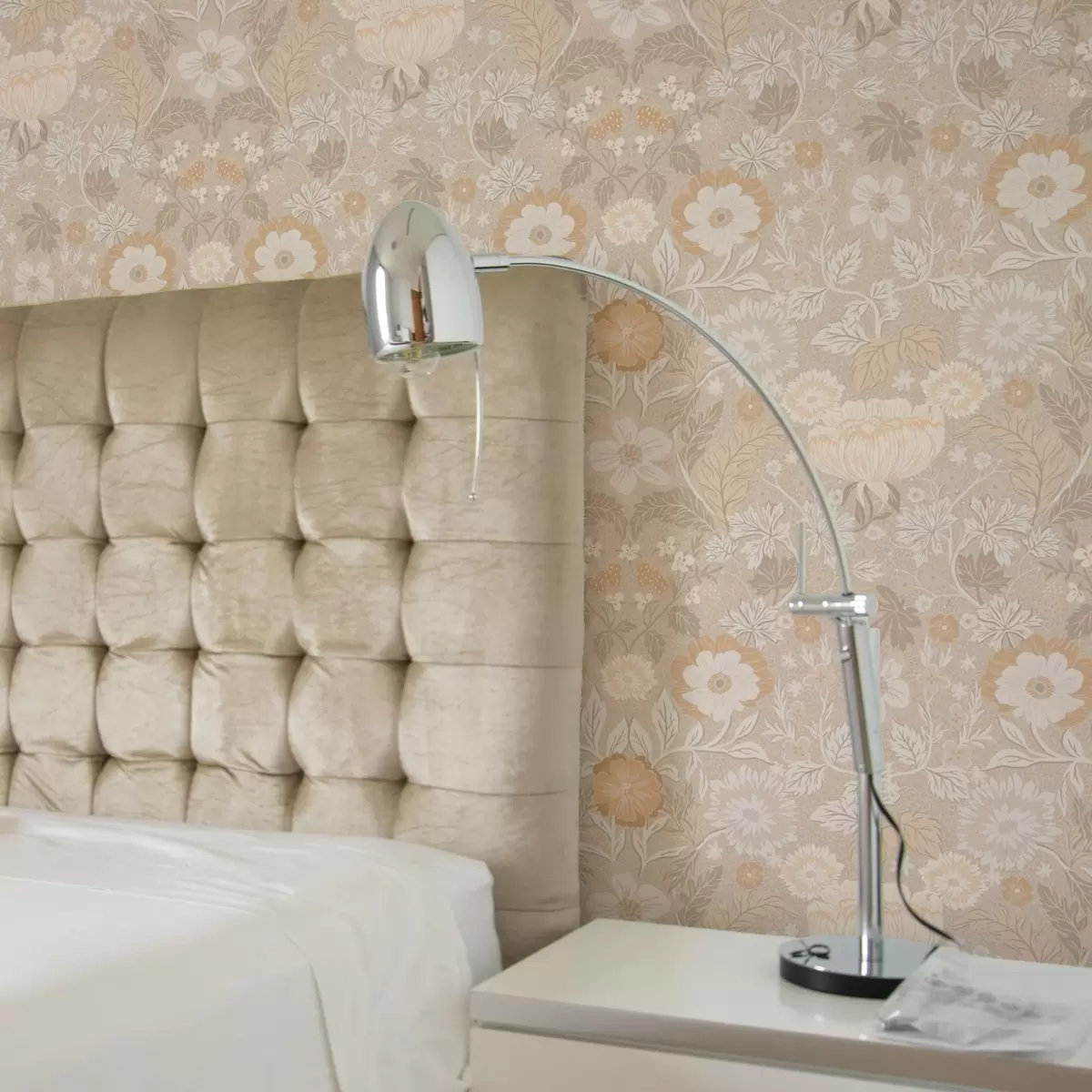 Wallpaper Beige floral print in a pastel palette a00145