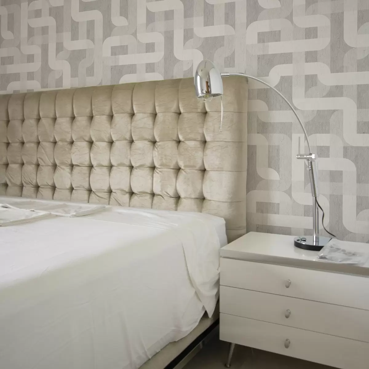 Wallpaper Modern graphic pattern with curved lines a00190