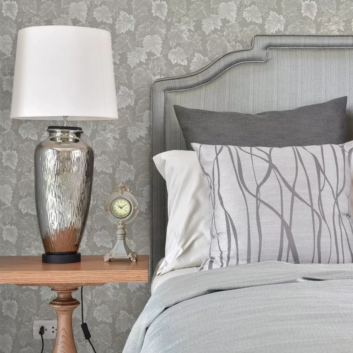 Wallpaper Graphic maple leaves in silver color scheme on gray background a00196