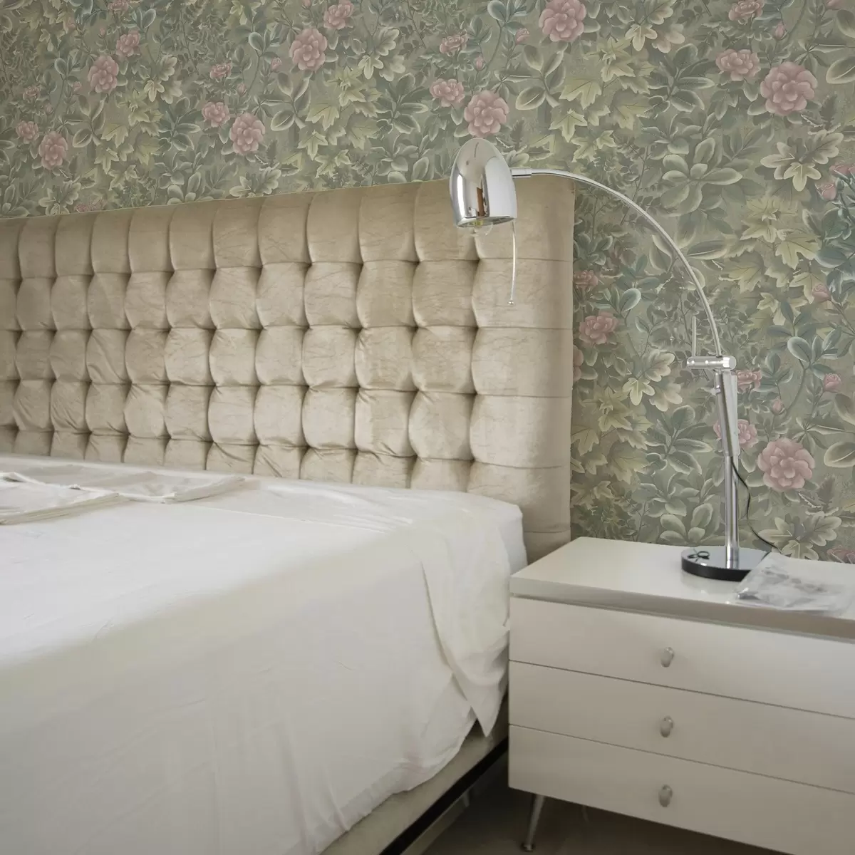 Wallpaper Pink flowers and leaves on a pastel green background a00306