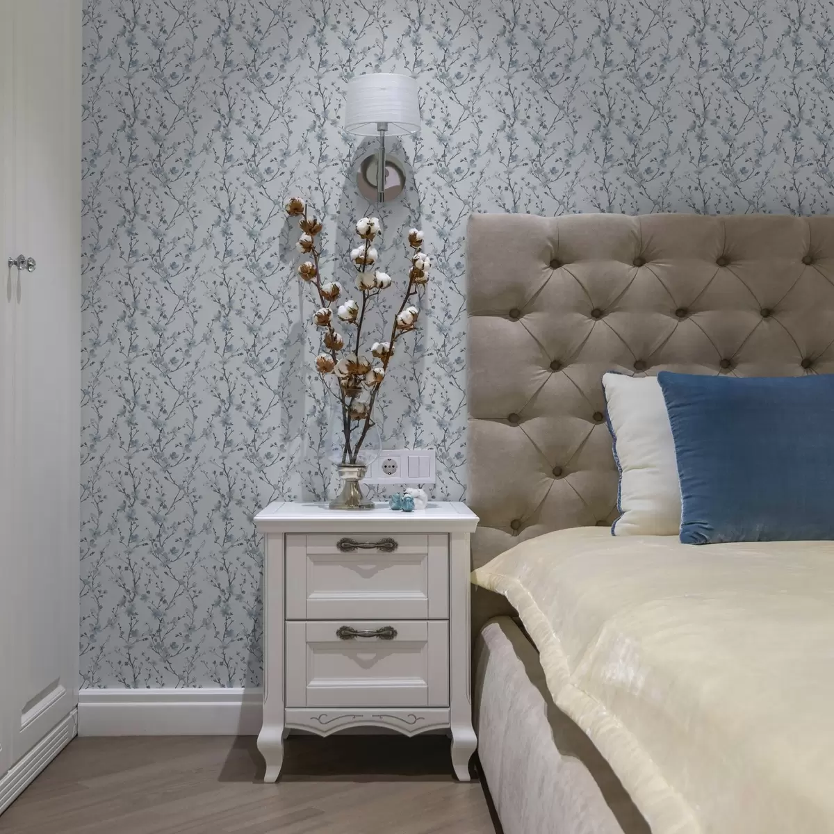 Wallpaper Blue cherry blossoms on a white background with soft contrast a00399