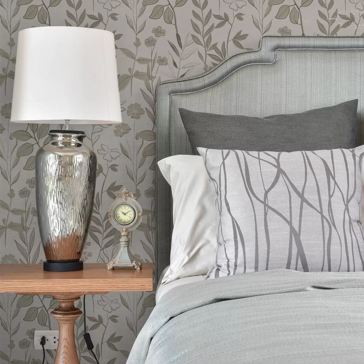 Wallpaper Sketchy wildflowers in natural tones a00432