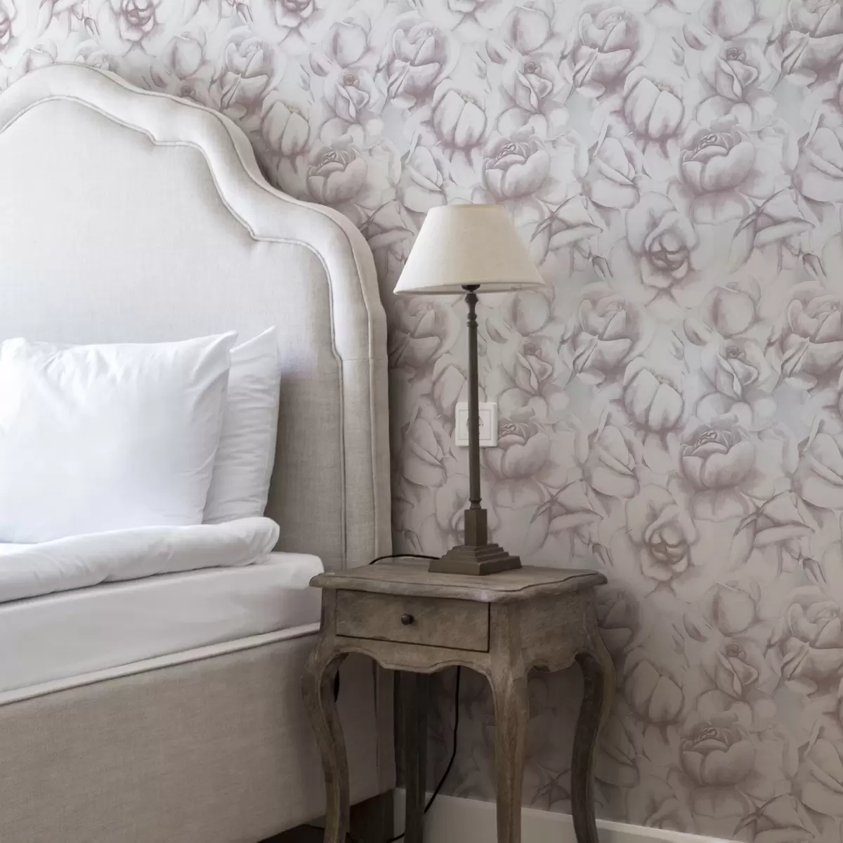 Wallpaper Watercolor pink roses in a delicate blurred style a00434