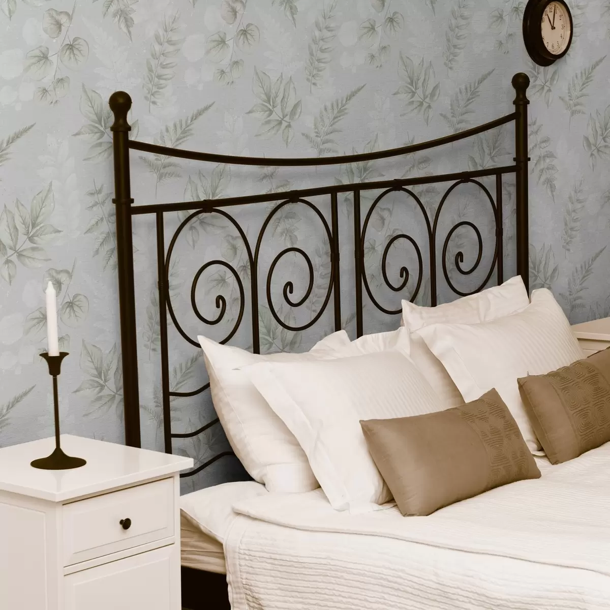 Wallpaper Light watercolor leaves with splash effect on a gray background a00446