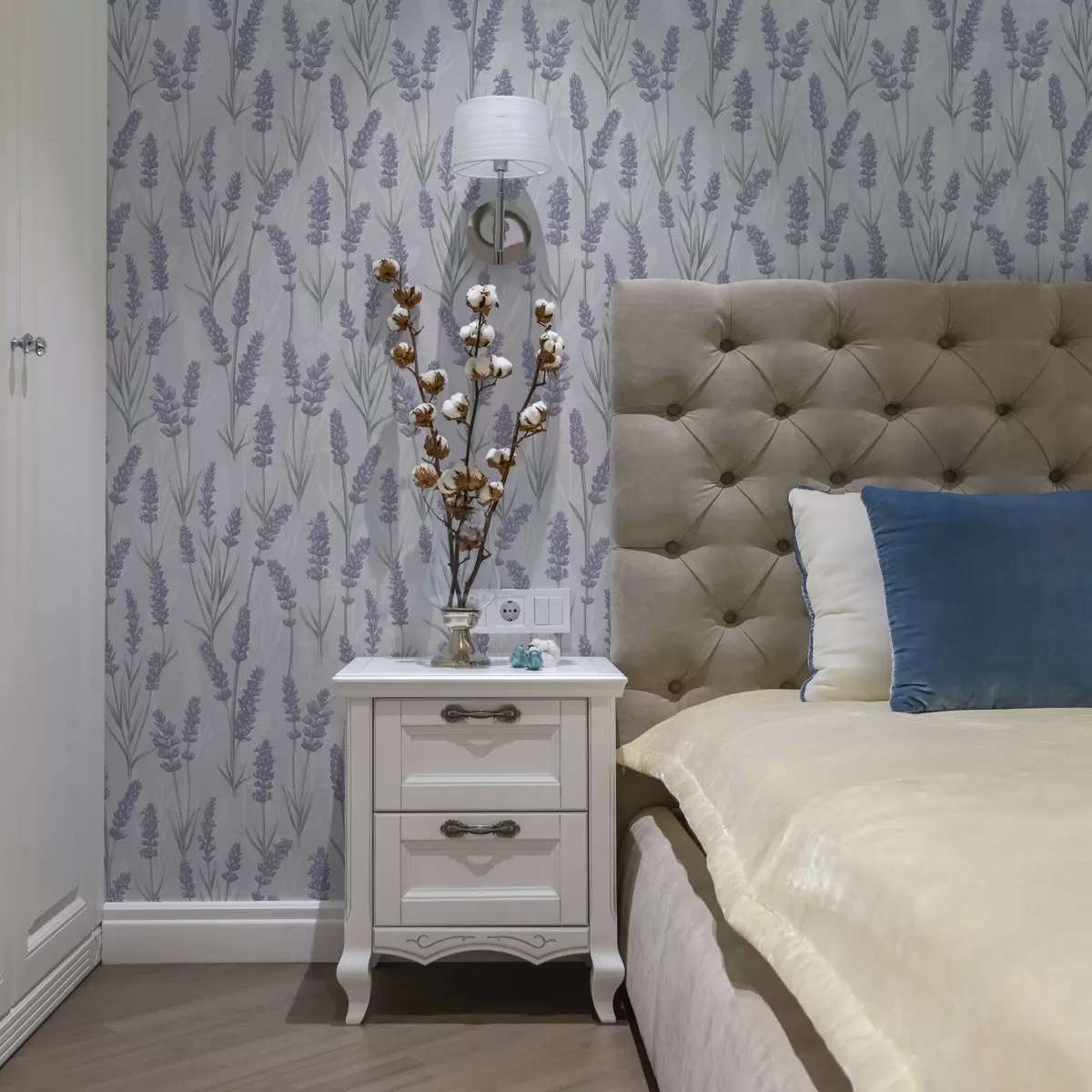 Wallpaper Lavender sprigs in a pale purple watercolor palette a00447