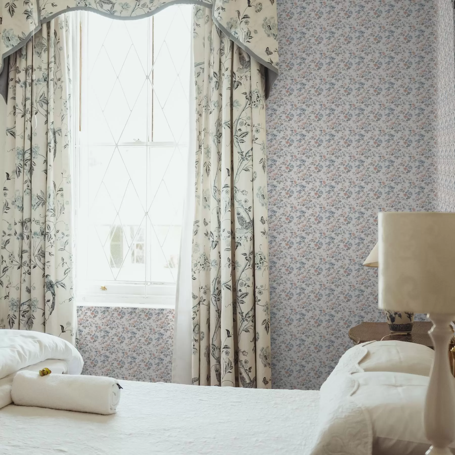 wall murals Small floral ornament in blue and coral tones a00347