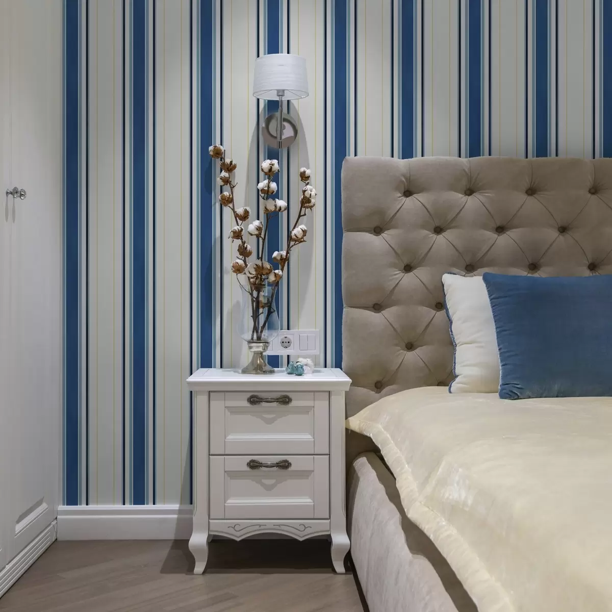 Wallpaper Wide blue stripes with thin yellow lines a00522