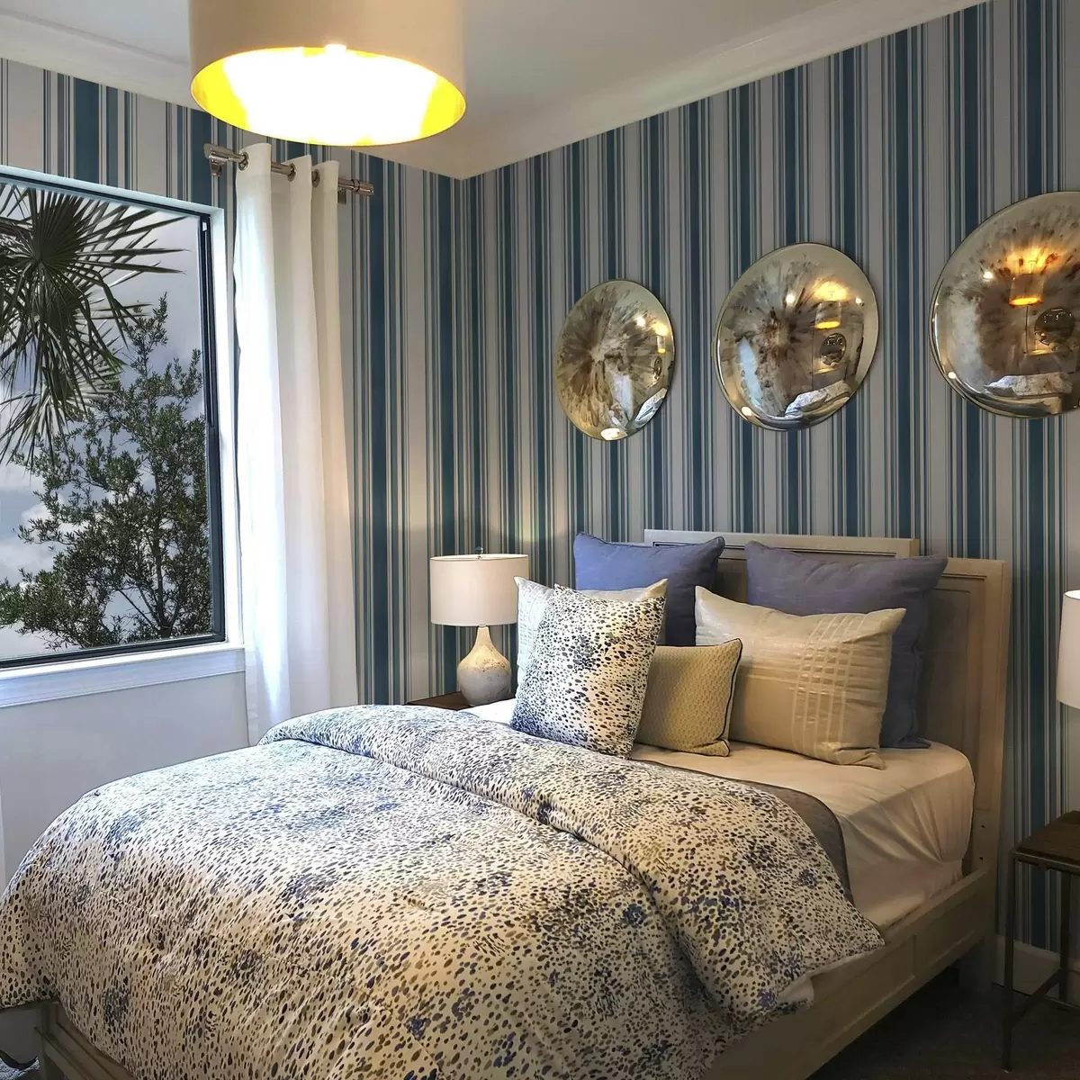 Wallpaper Blue stripes of varying thickness with light gaps a00568