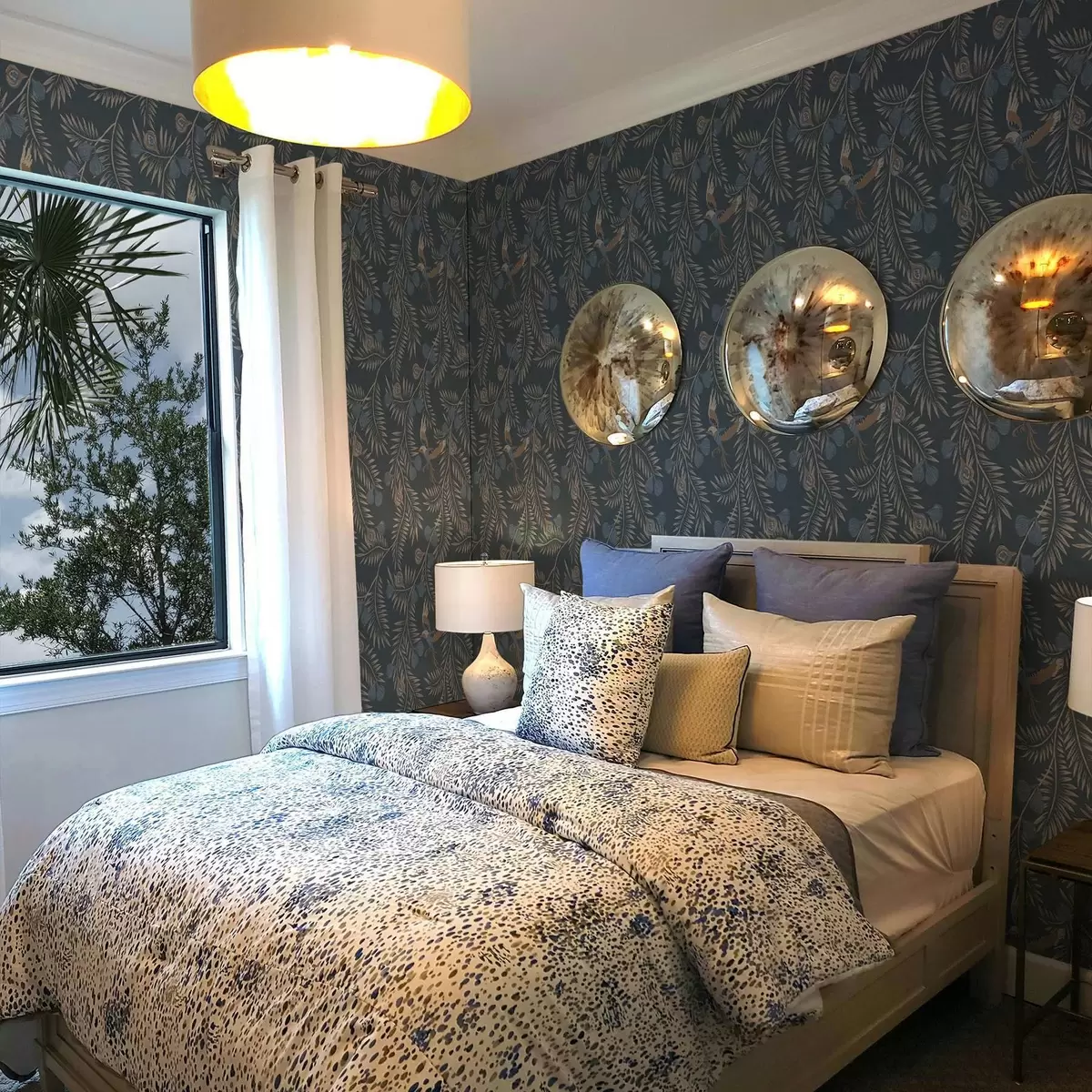 Wallpaper Bird among blue fruits and palm leaves, indigo a00726