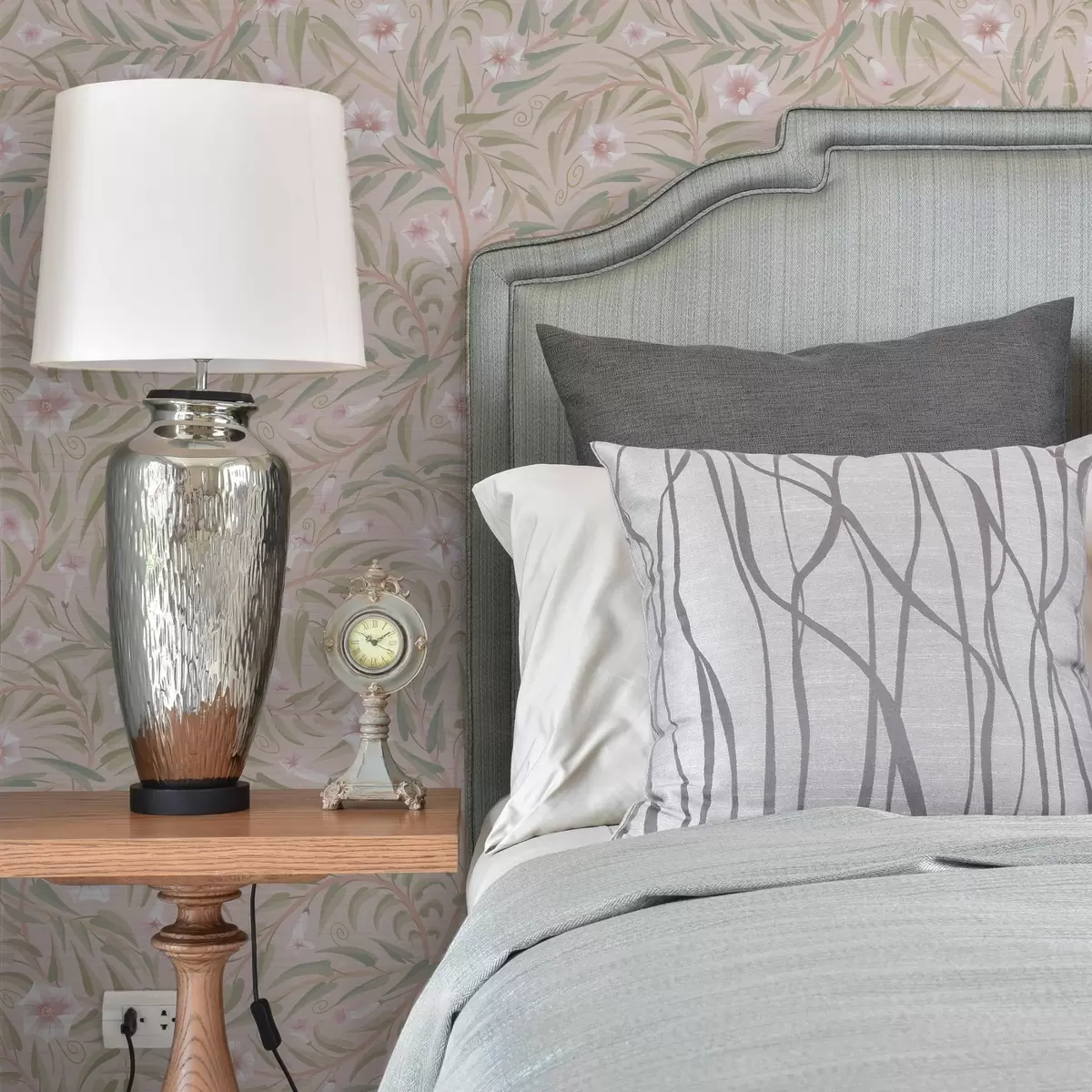 Wallpaper Delicate pink flowers and soft leaves on a pastel background a00788