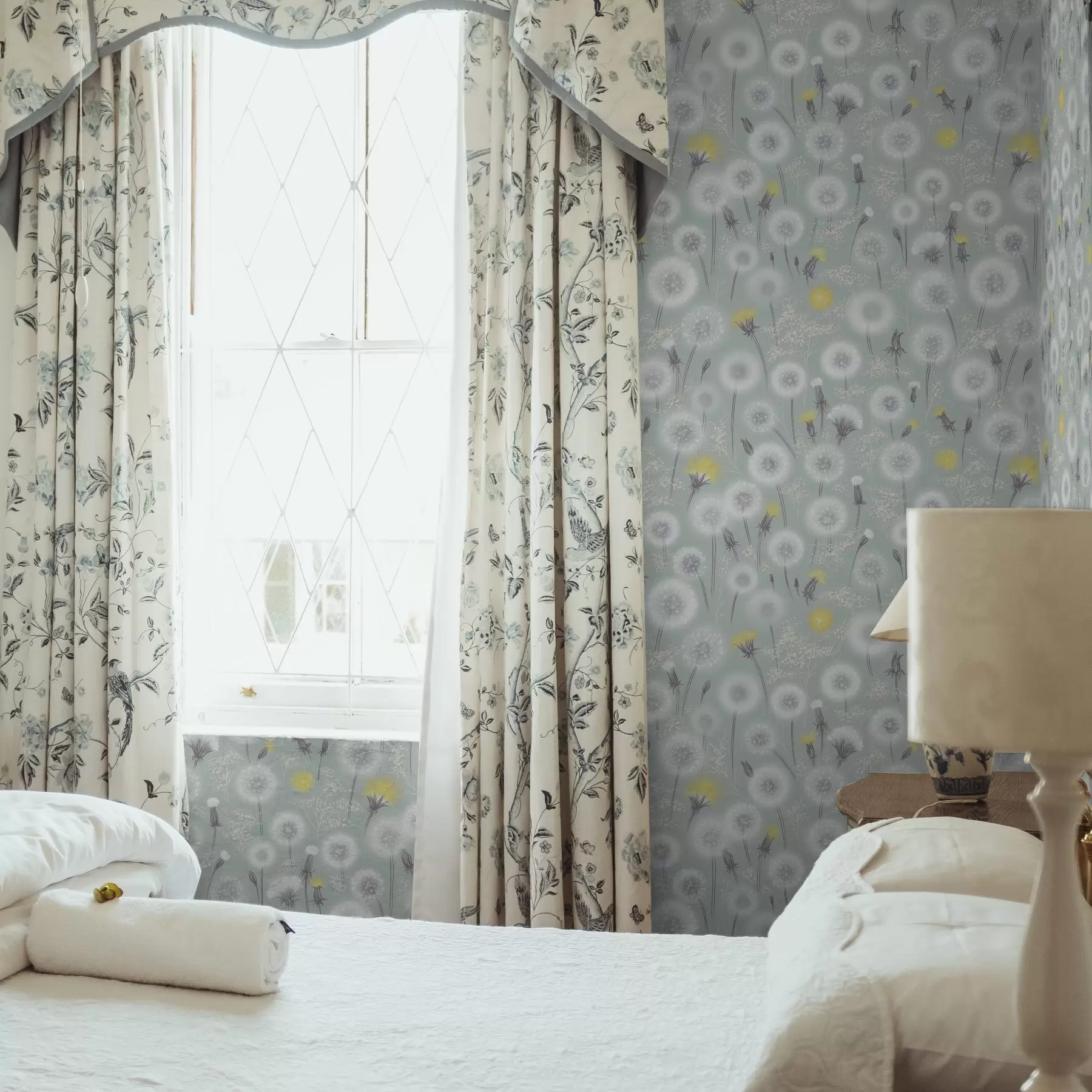 wall murals Fluffy dandelions and seeds on a mint background a00790