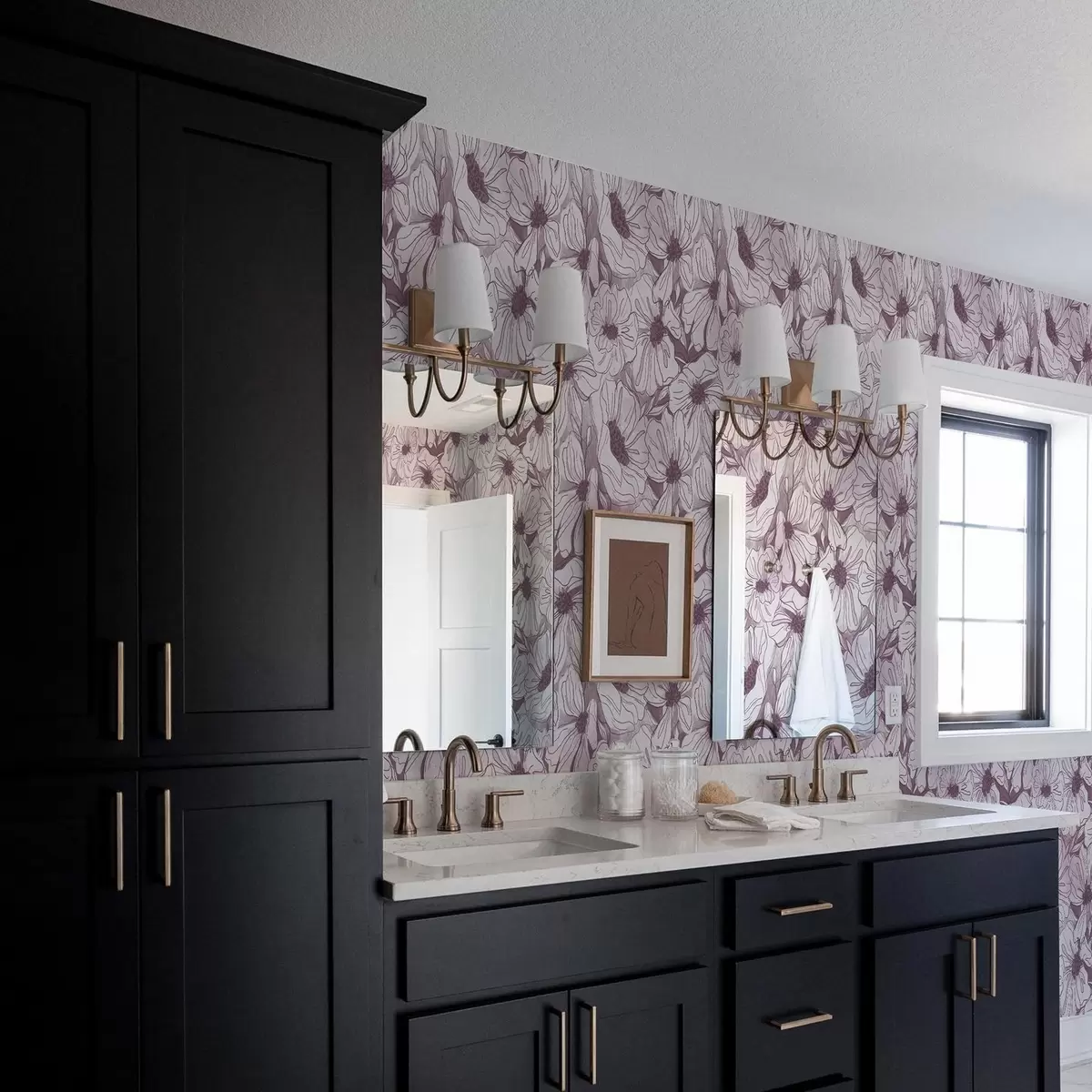 Wallpaper Linear flowers in a cool lilac-pink palette a00636v1