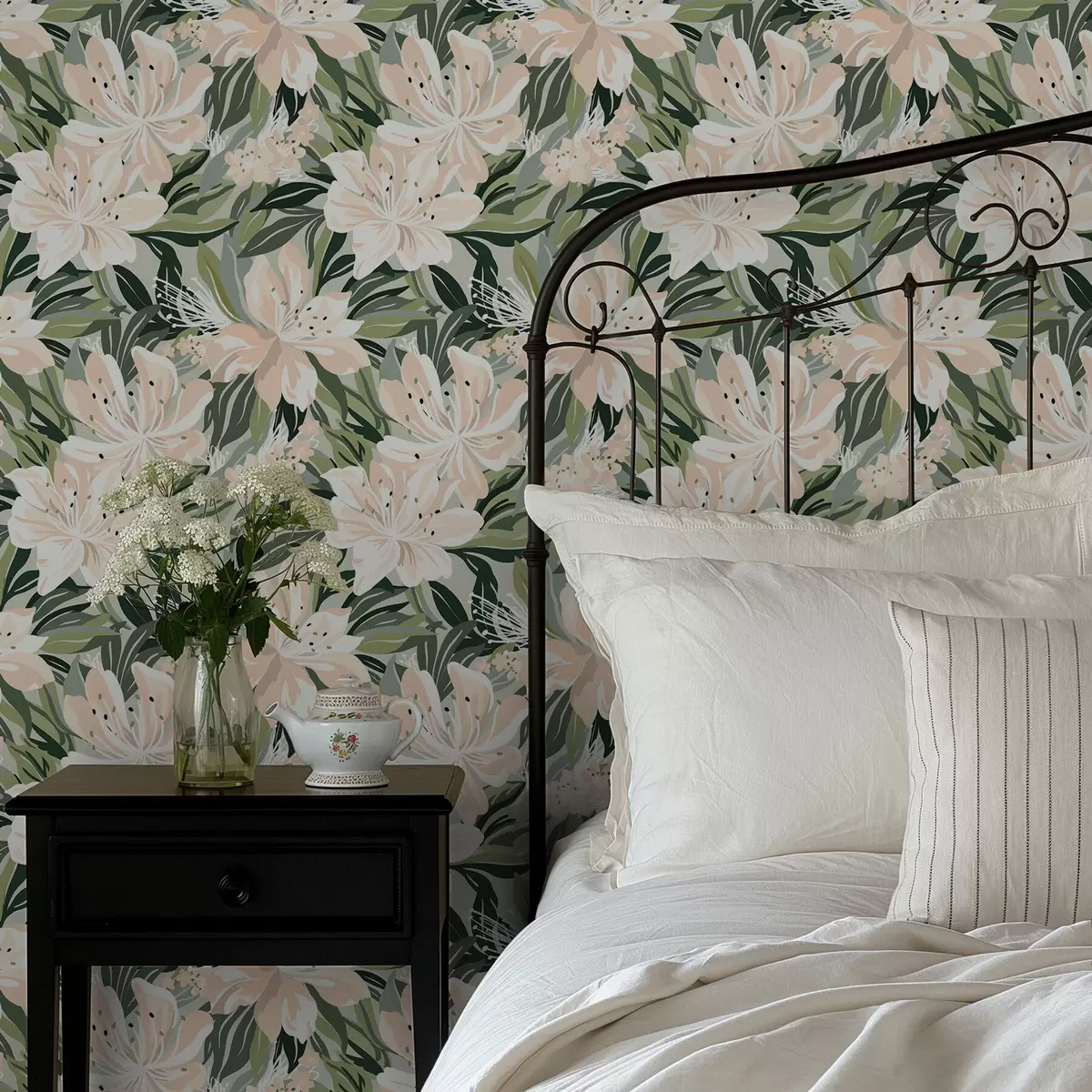 Wallpaper Large cream flowers on a light green background a00646