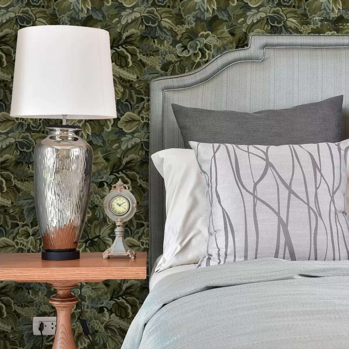 Wallpaper Dense grape leaves in a deep green palette a00647