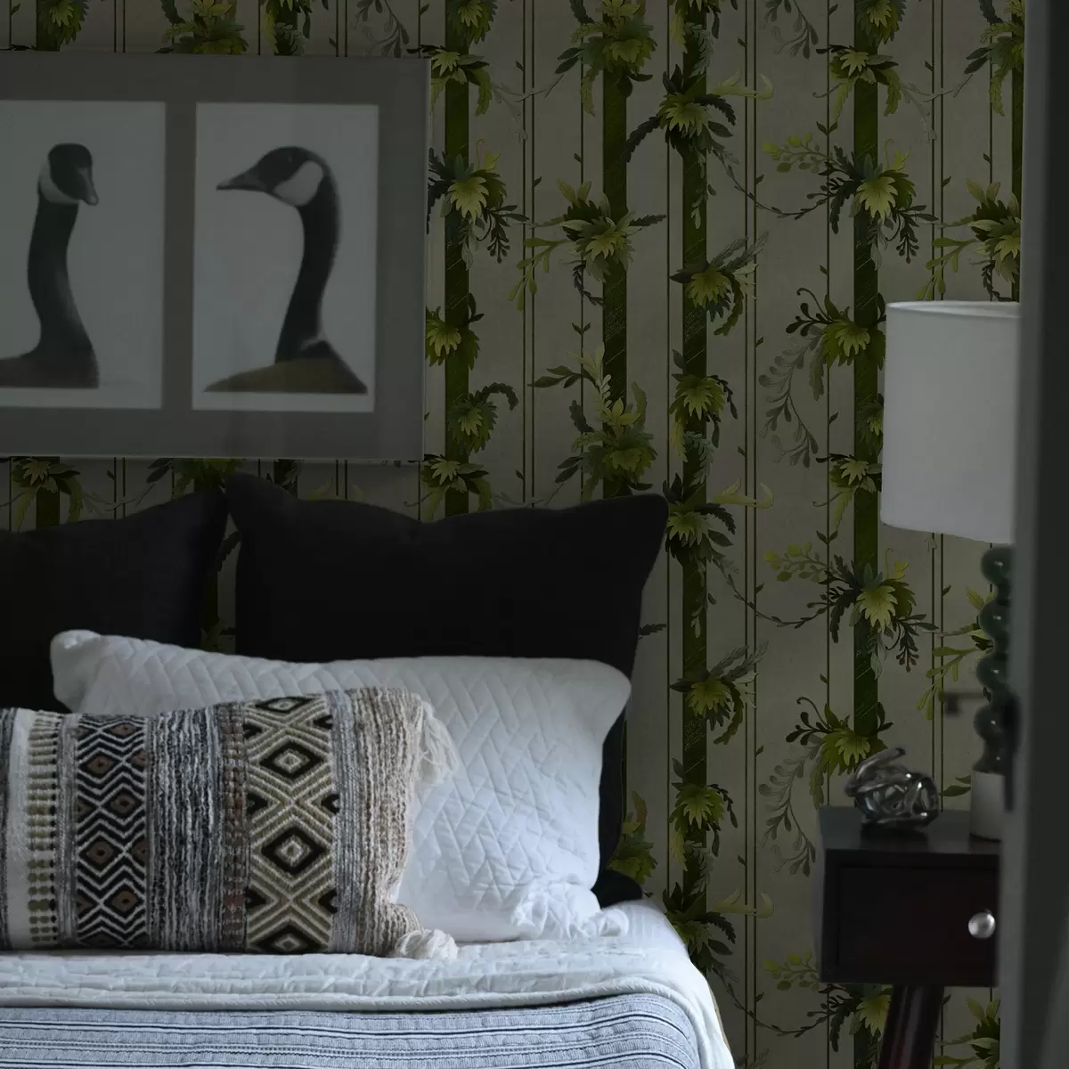 Wallpaper Green leaves in vertical stripes on a gray background a00807v1