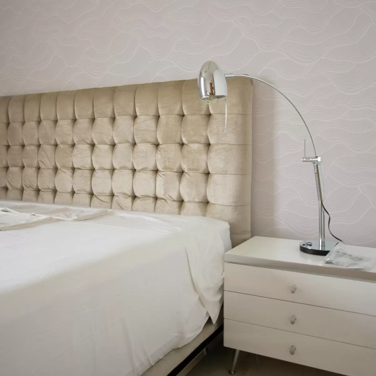 Wallpaper Pastel pink ground with wavy lines a00682v3