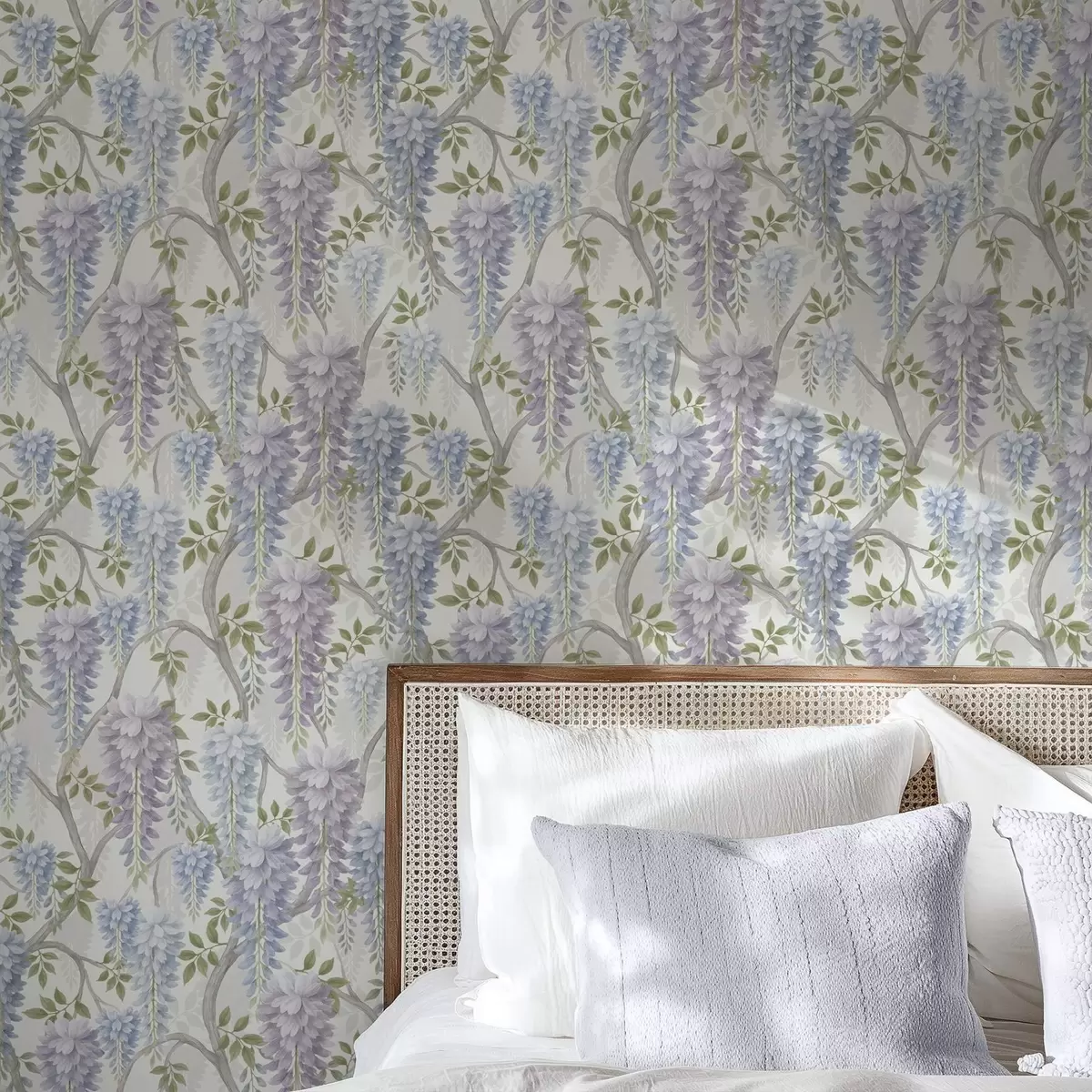 Wallpaper Soft wisteria in lilac and light blue shades a00886
