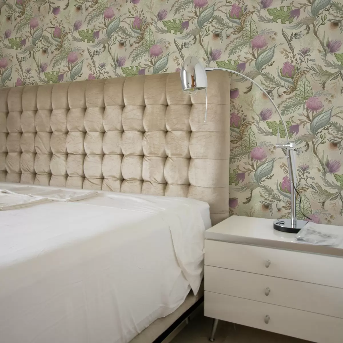 Wallpaper Lilac buds and soft greenery on a cream background a00930v2