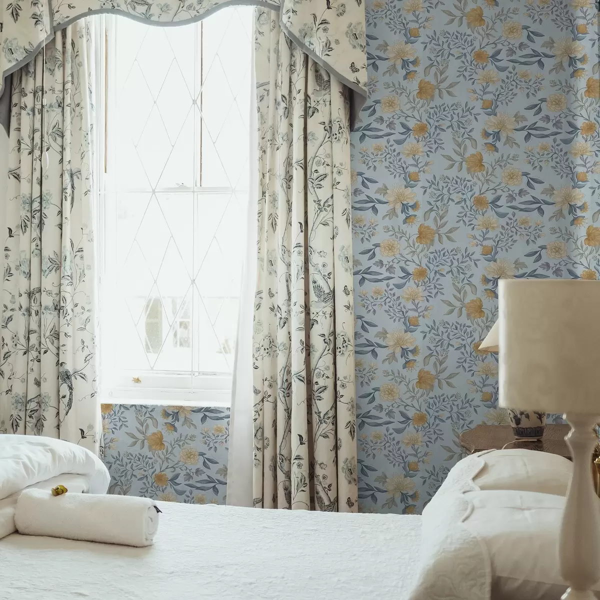 Wallpaper Yellow and blue flowers with leaves on a sky blue background a00934