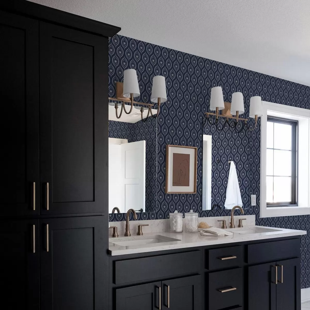 Wallpaper Contrasting droplet motifs with a flower on a dark navy background a00977v1