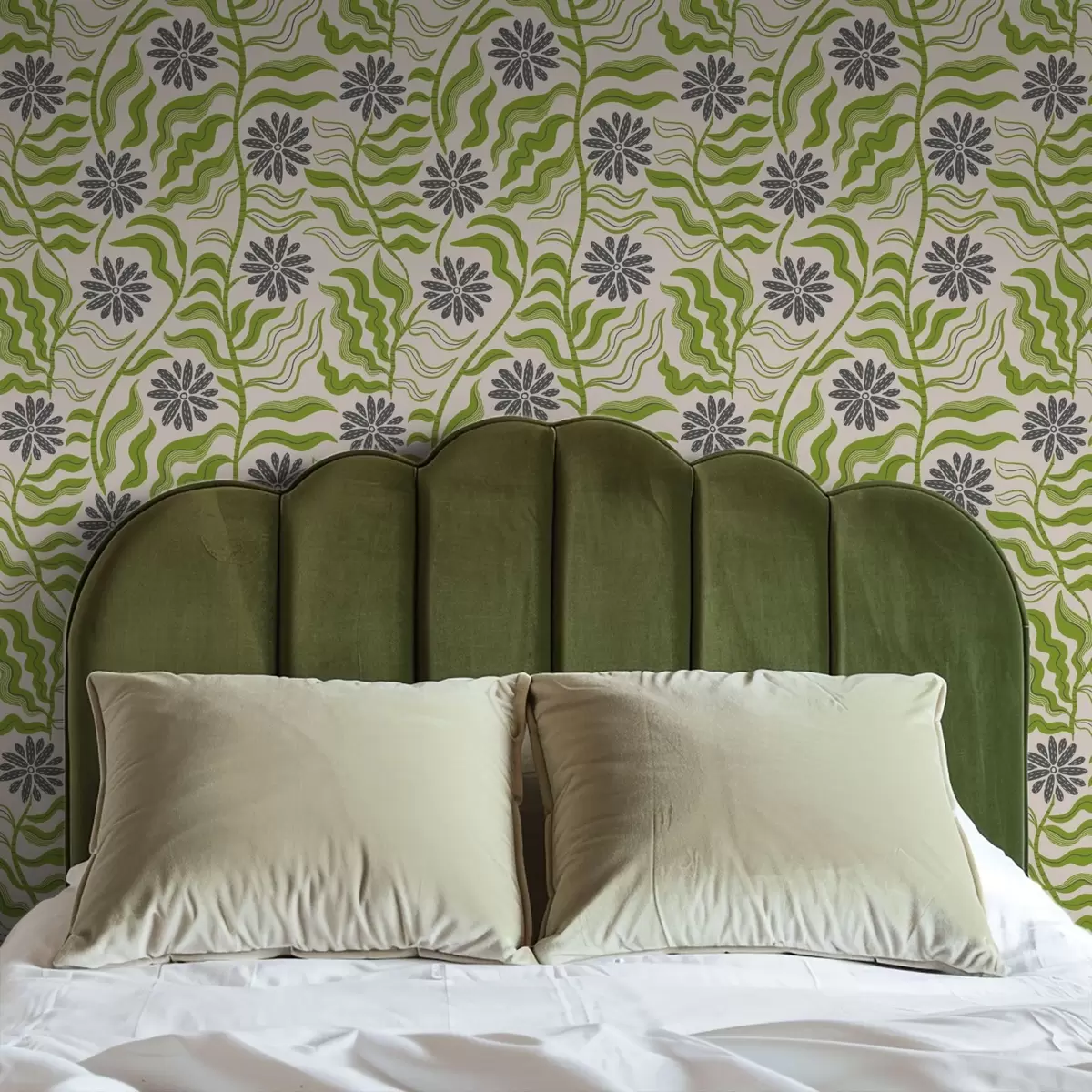 Wallpaper Playful green daisies with wavy leaves on a cream background a00998