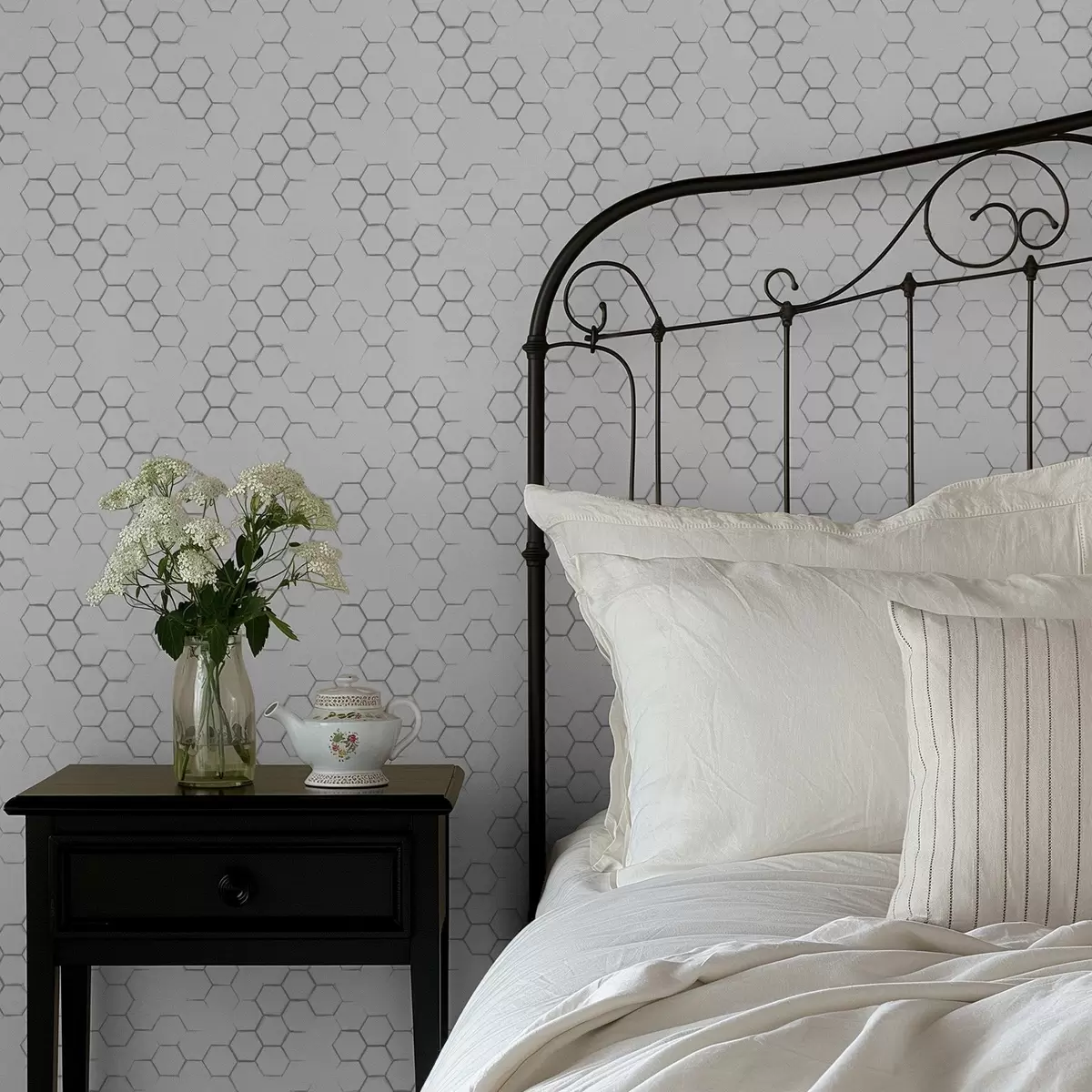 Wallpaper Light honeycomb pattern with thin grey outlines a01061